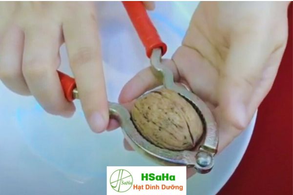 Cách tách hạt óc chó bằng kìm Cách tách hạt óc chó bằng kìm